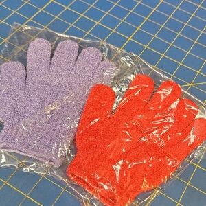 Set of 2 Red and Purple Exfoliating Gloves New In Package